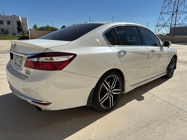 Used 2017 White Honda Touring image 7