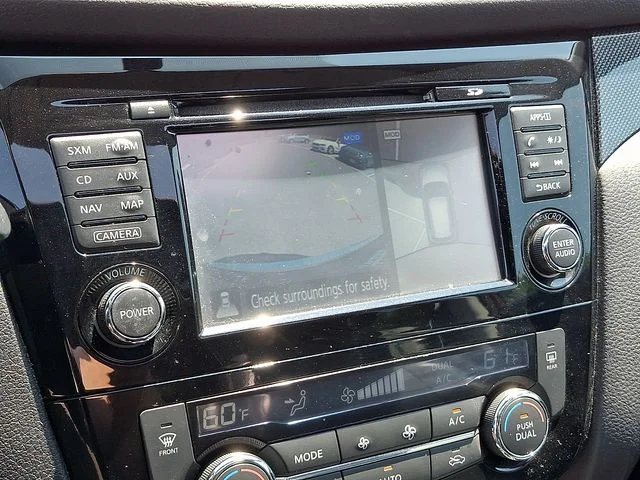 Used 2016 Red Nissan SL image 19