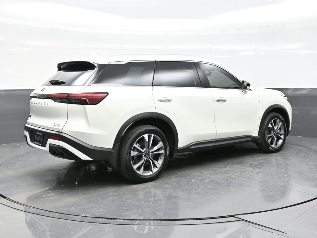 Used 2023 White INFINITI LUXE image 7