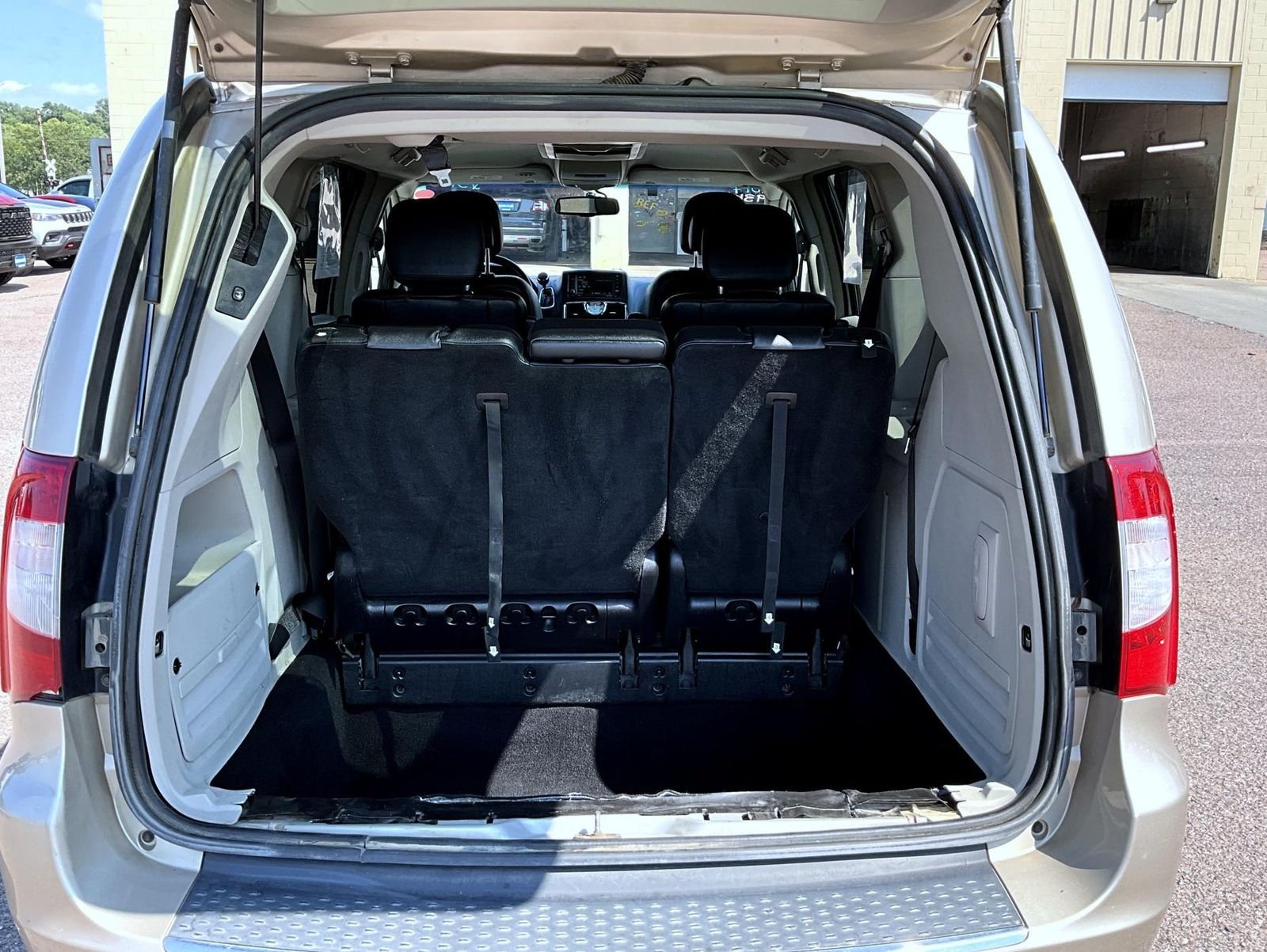 Used 2014 Beige Chrysler Touring image 9