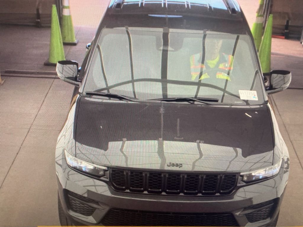 Used 2024 Gray Jeep Altitude image 4