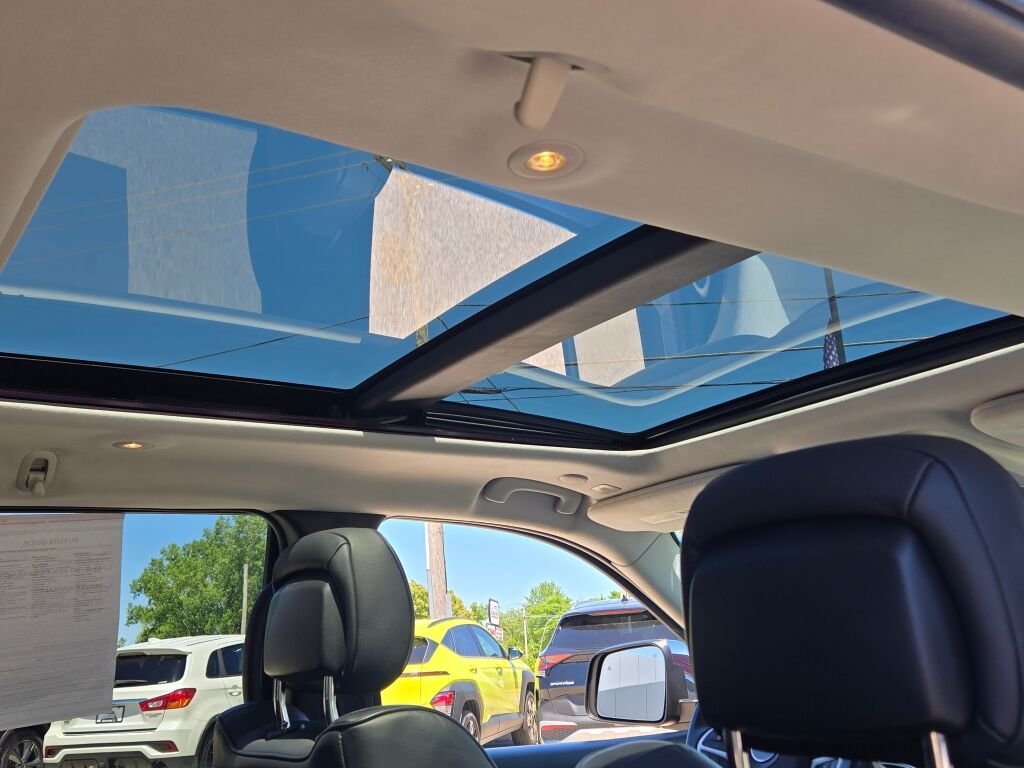 Used 2018 Red Jeep Summit image 9