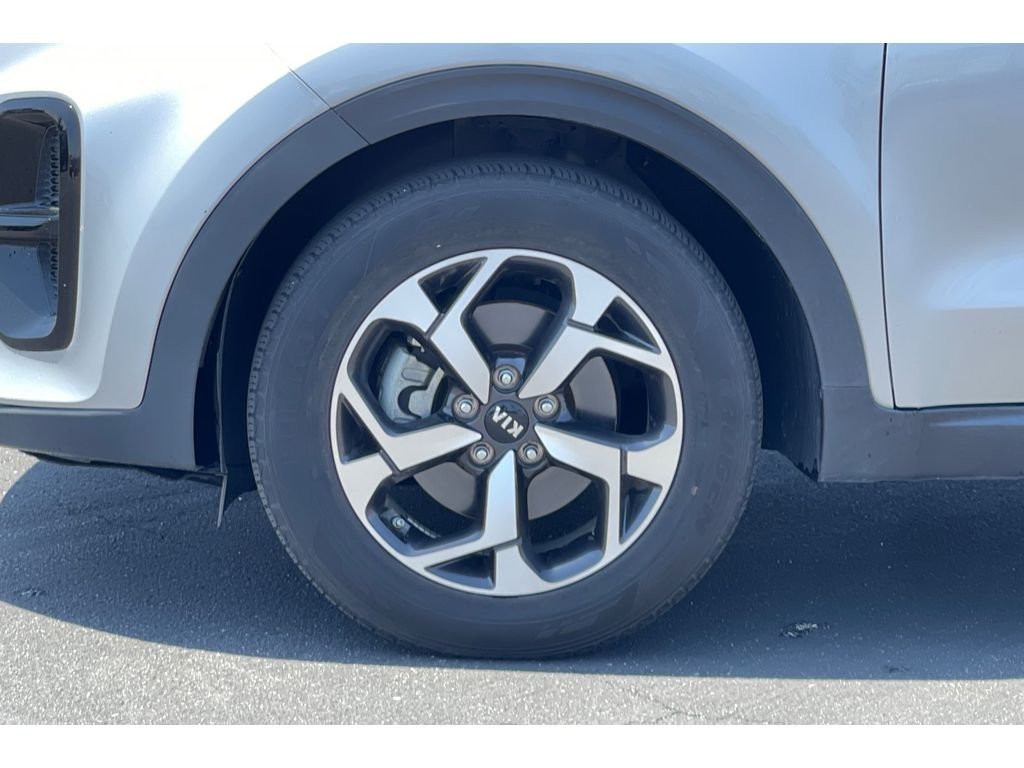 Used 2021 Sparkling Silver Kia LX image 10