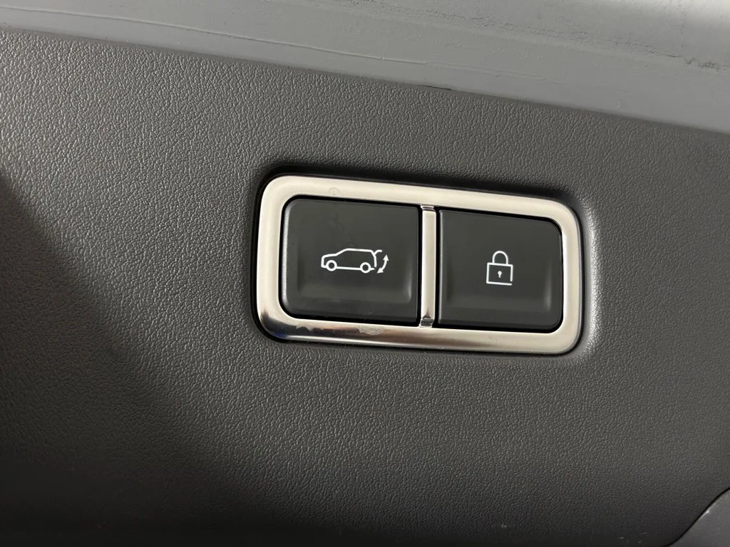 Used 2024 Ivory Kia Light image 40