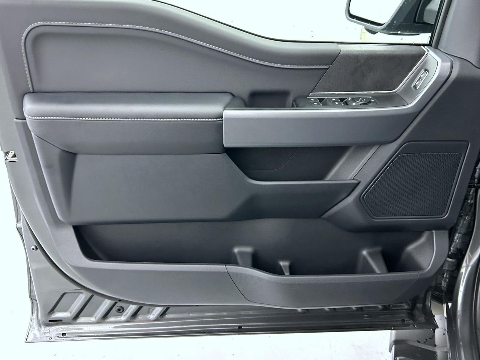 New 2026 Carbonized Gray Metallic Ford XLT image 9