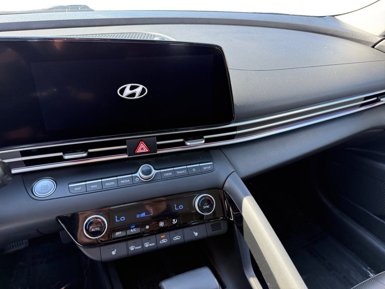 Certified Used 2023 Fluid Metal Hyundai Limited image 12