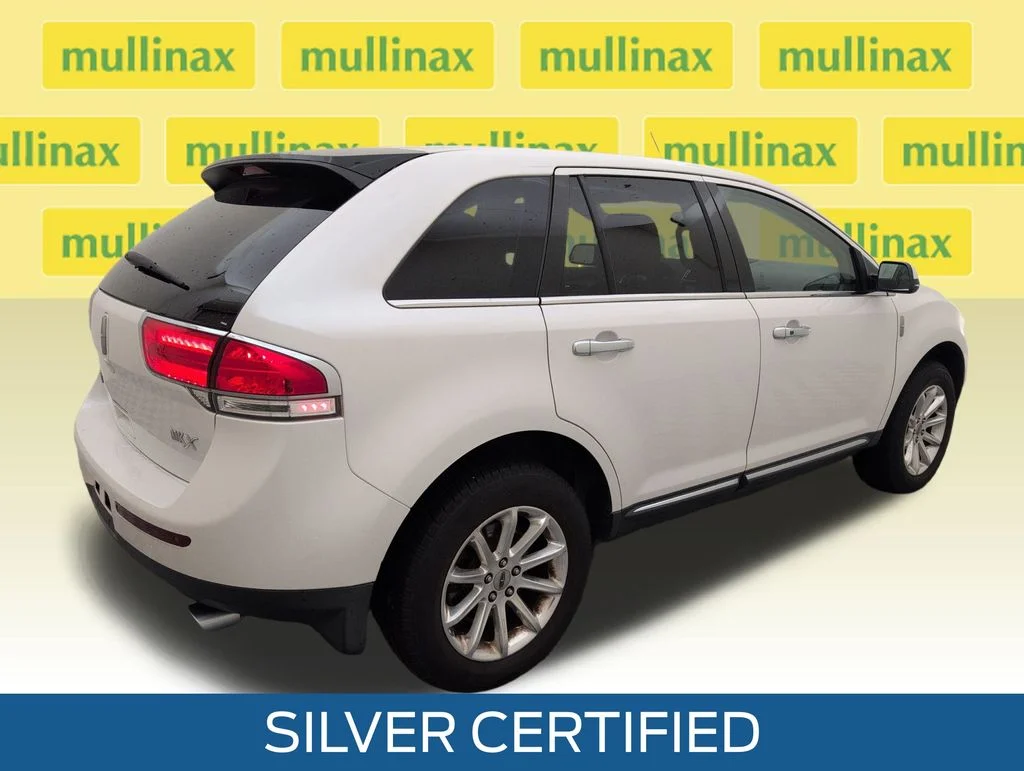 Used 2015 White Lincoln Base image 3