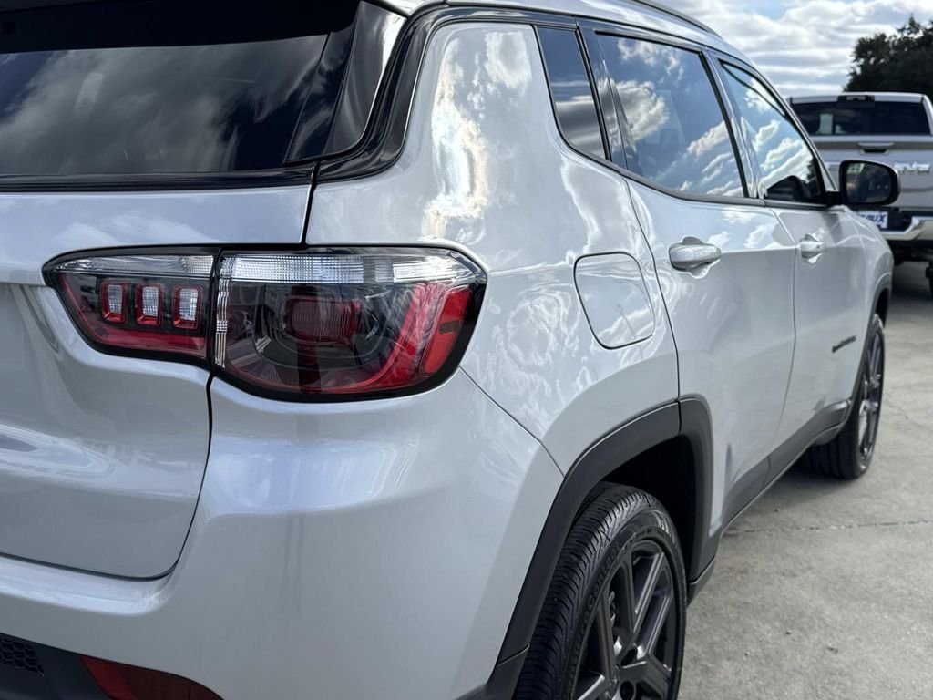 New 2026 Silver Zynith Metallic Clear-Coat Exterior Paint Jeep Latitude image 14