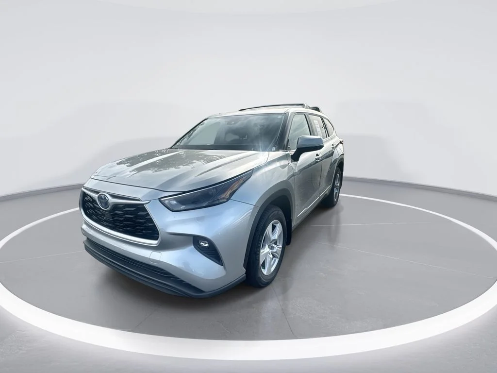 Used 2023 Silver Toyota LE image 4