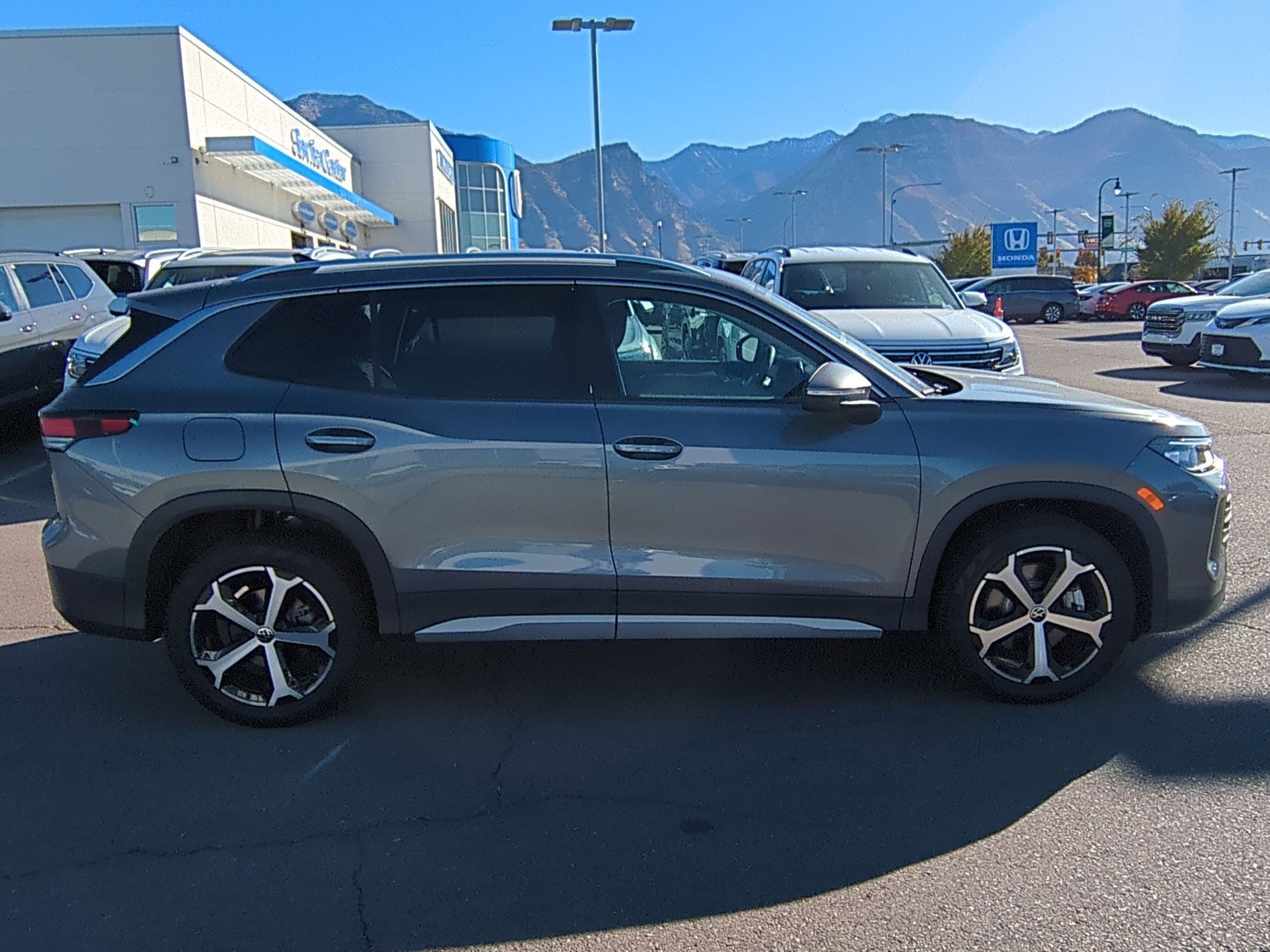 New 2025 Platinum Gray Metallic Volkswagen SE image 2