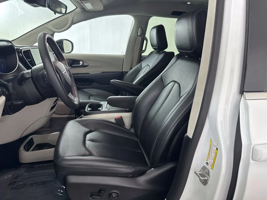 Used 2024 White Chrysler Touring L image 23