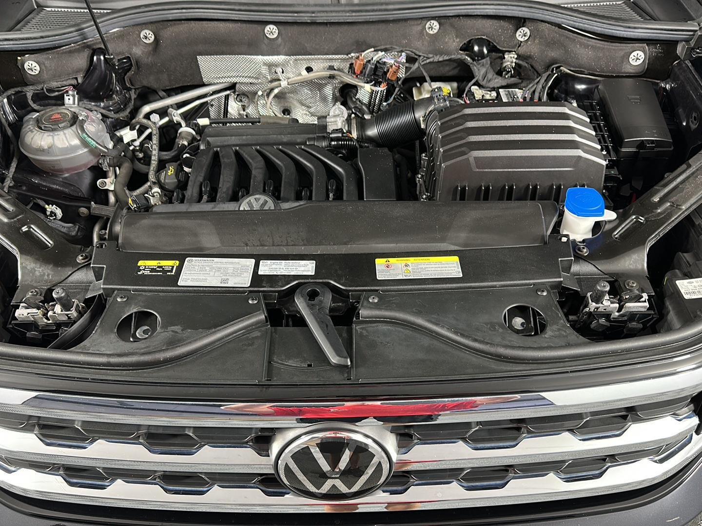 Used 2023 Deep Black Pearl Volkswagen 3.6L V6 SE w/Technology image 3