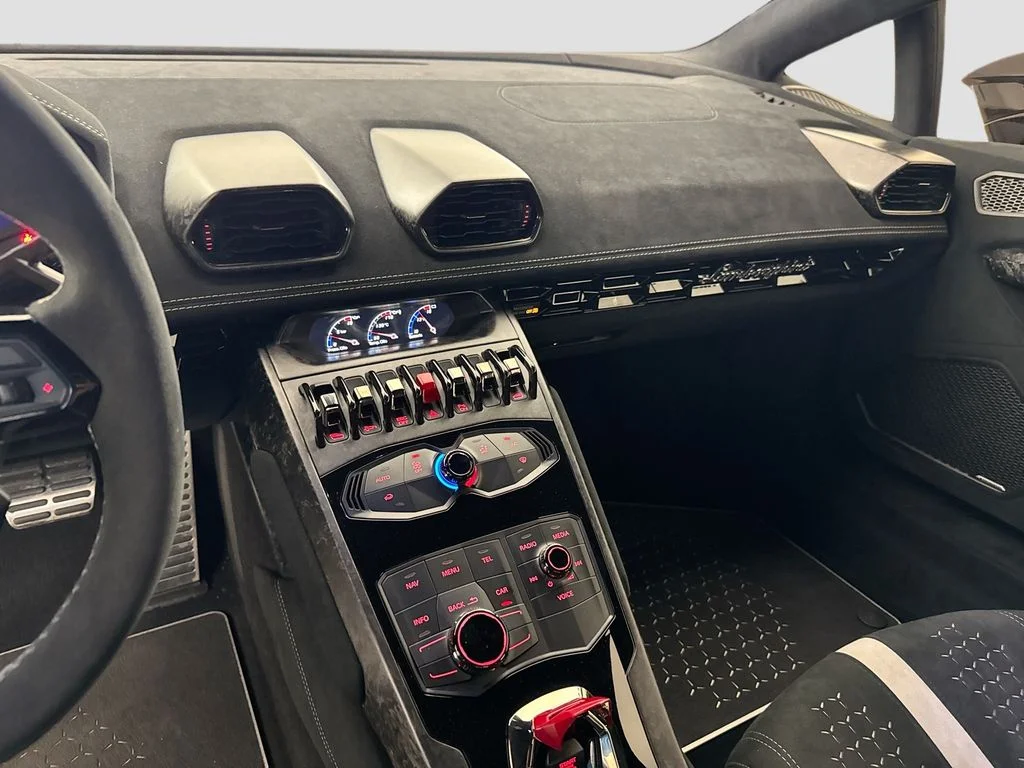 Used 2018 Gold Lamborghini Performante image 24