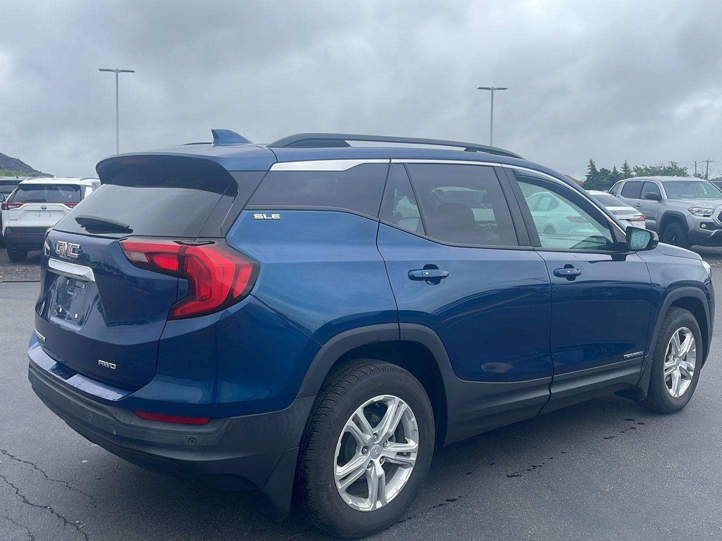 Used 2021 Blue Emerald Metallic GMC SLE image 9