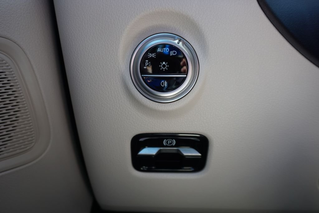 2025 Mercedes-Benz C-Class Sedan C 300 - Photo 30