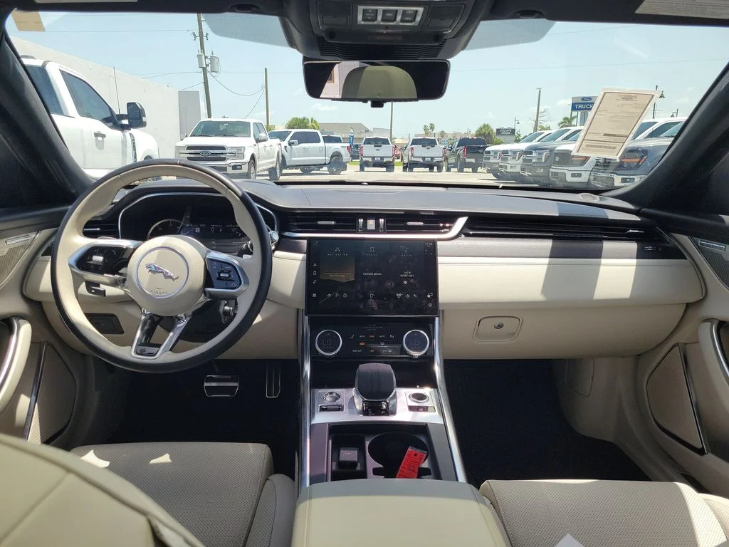 Used 2022 Silver Jaguar SE image 13