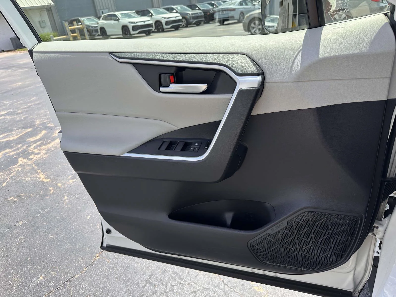 Used 2019 White Toyota XLE image 14