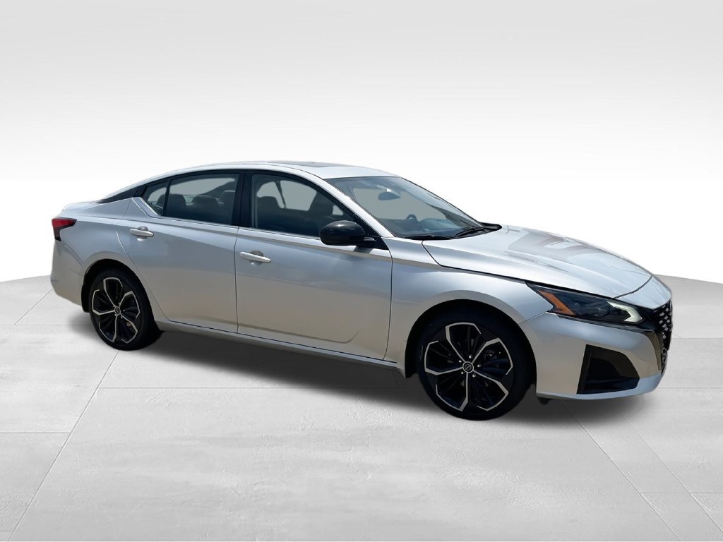 Used 2023 Silver Nissan 2.5 SR image 2