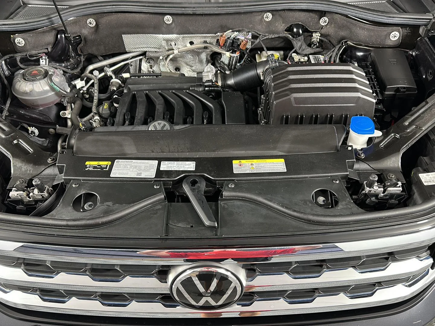 Used 2023 Deep Black Pearl Volkswagen 3.6L V6 SE w/Technology image 3