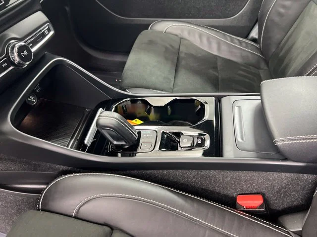 Used 2021 White Volvo R-Design image 15