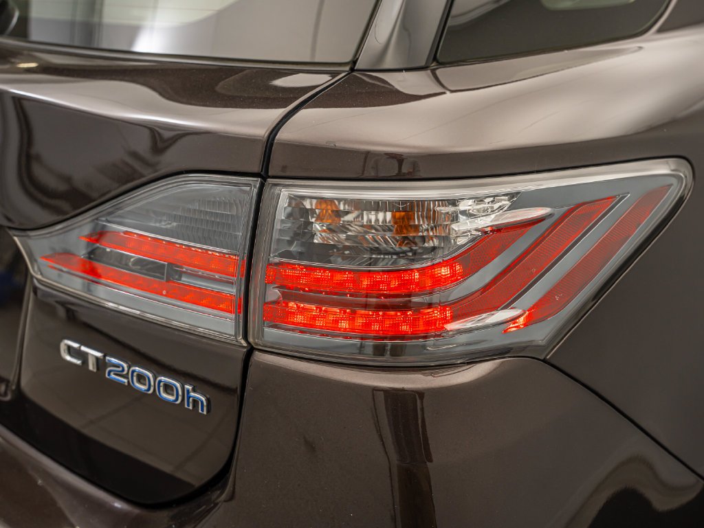 Used 2014 Pearl Lexus 200h image 9
