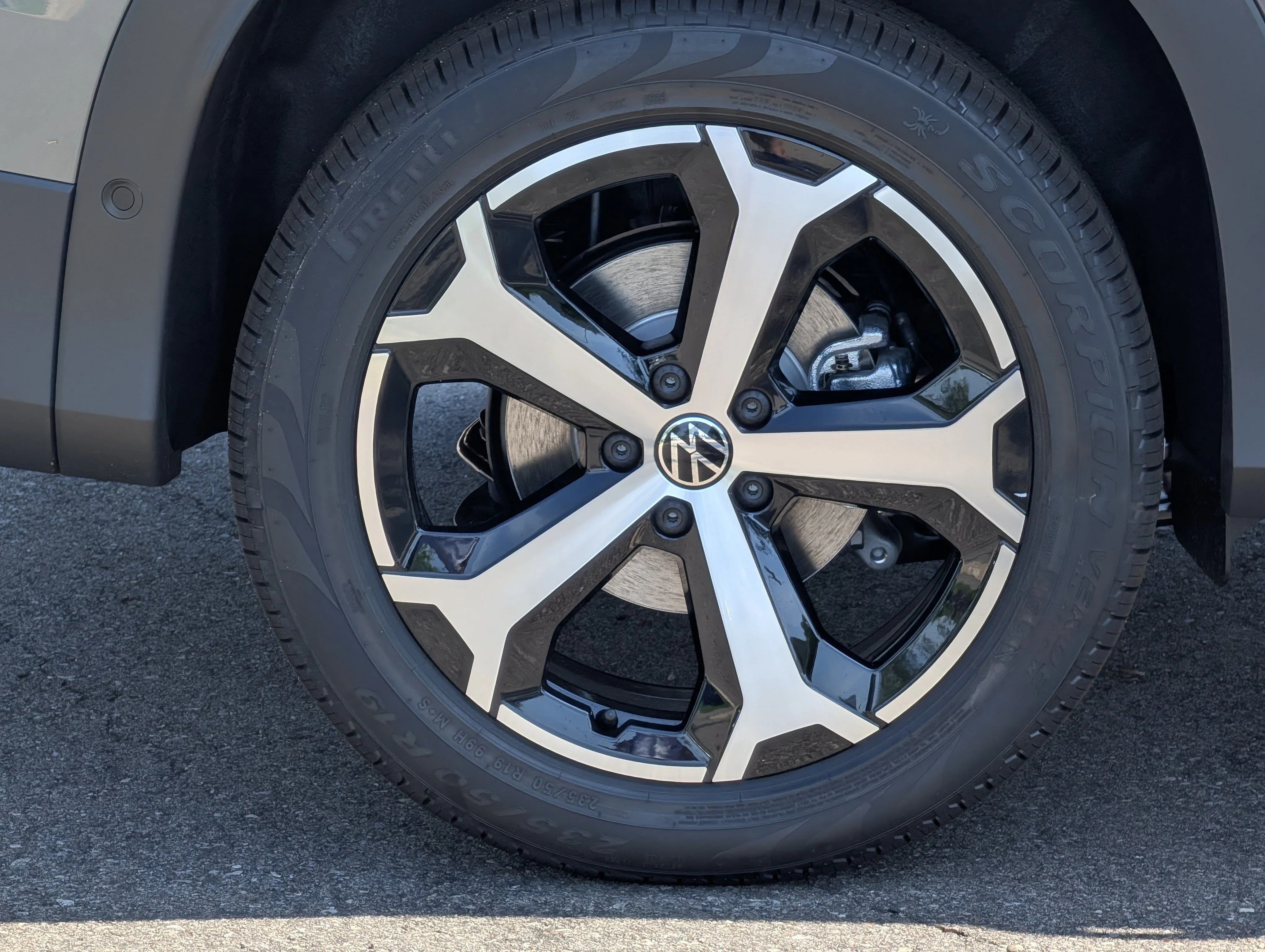 New 2026 Platinum Gray Metallic Volkswagen SE image 5