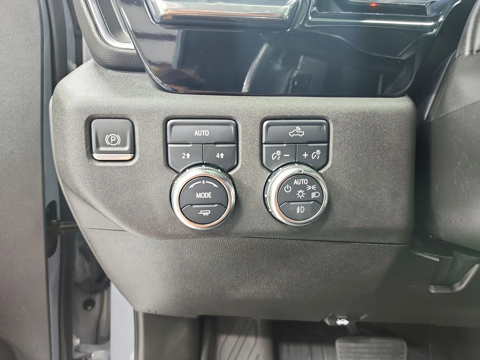 Used 2024 Gray GMC Elevation image 27