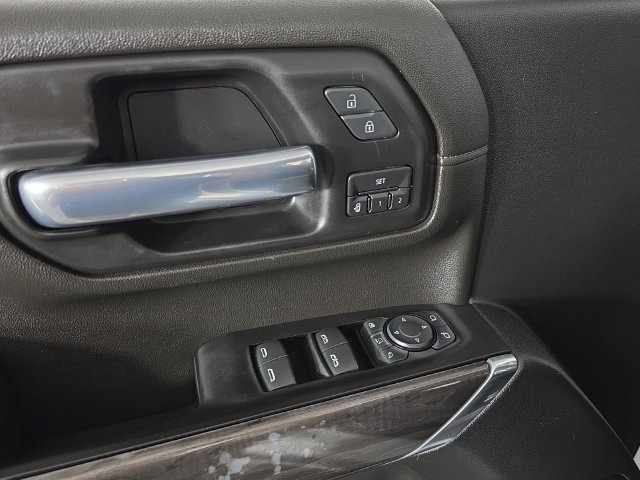 Used 2020 SUMMIT WHITE Chevrolet LTZ image 27