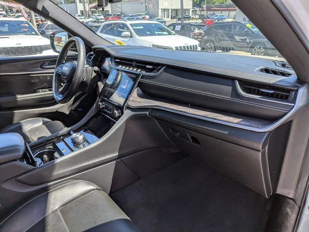Used 2022 White Jeep Overland image 31