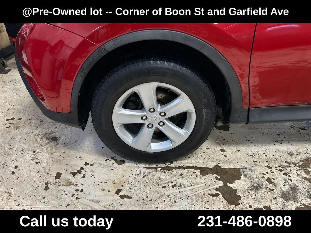 Used 2013 Red Toyota XLE image 11