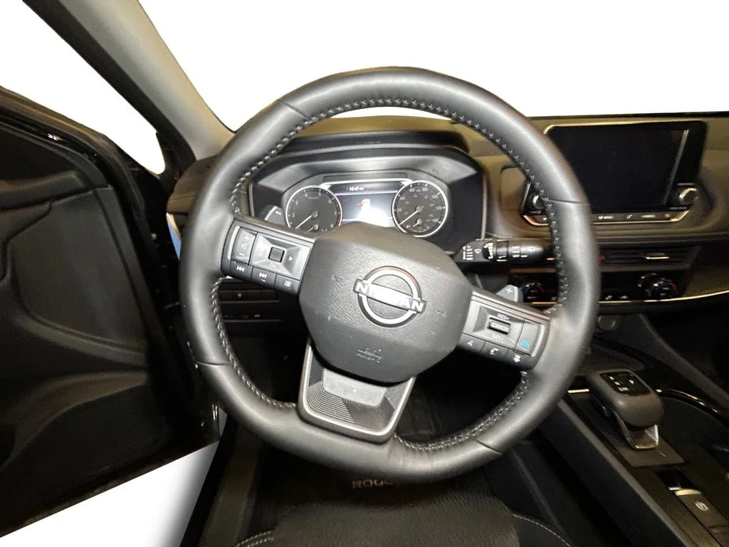 Used 2025 Super Black Nissan SV image 13