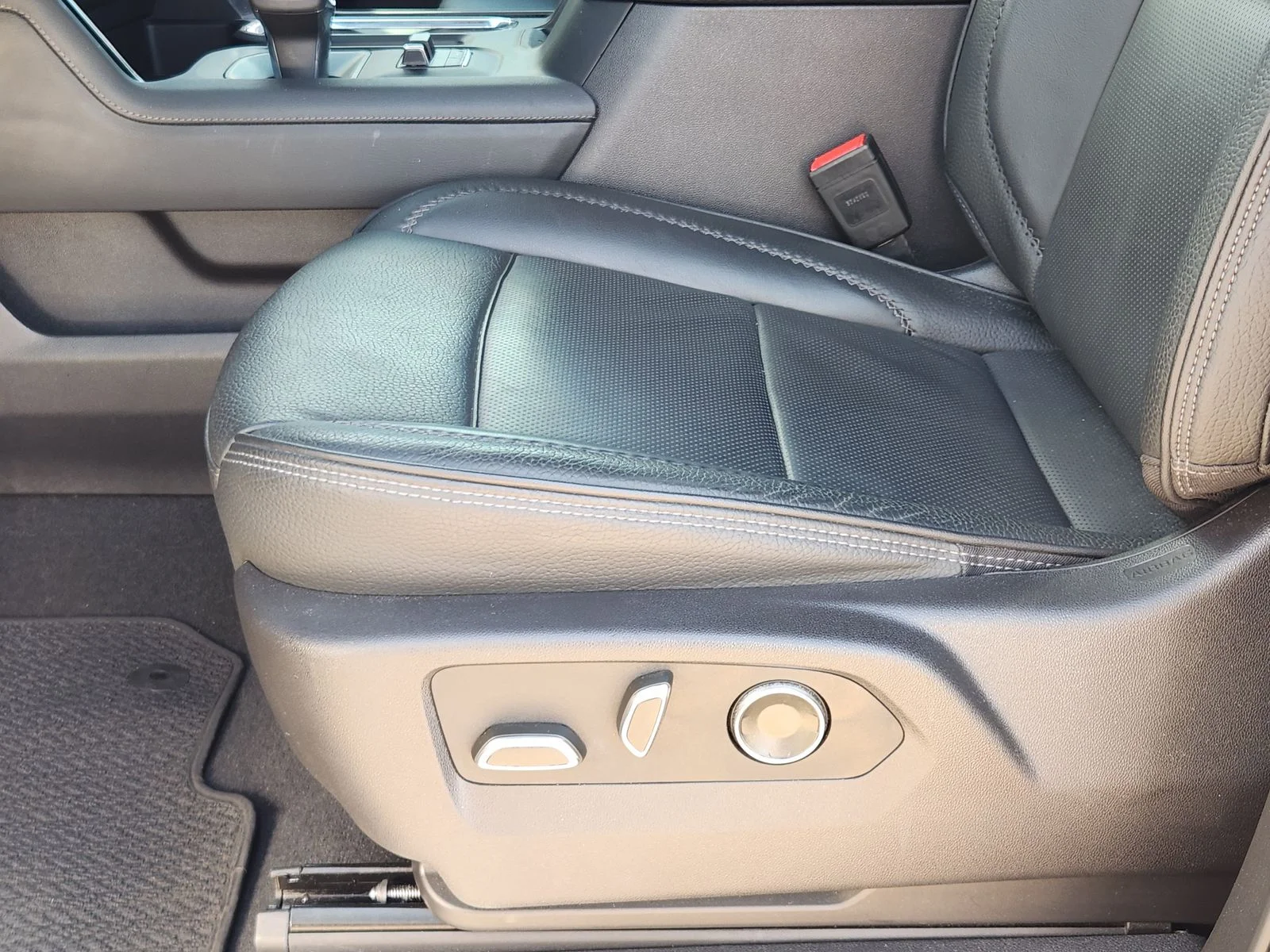 Used 2024 Silver GMC Denali image 23