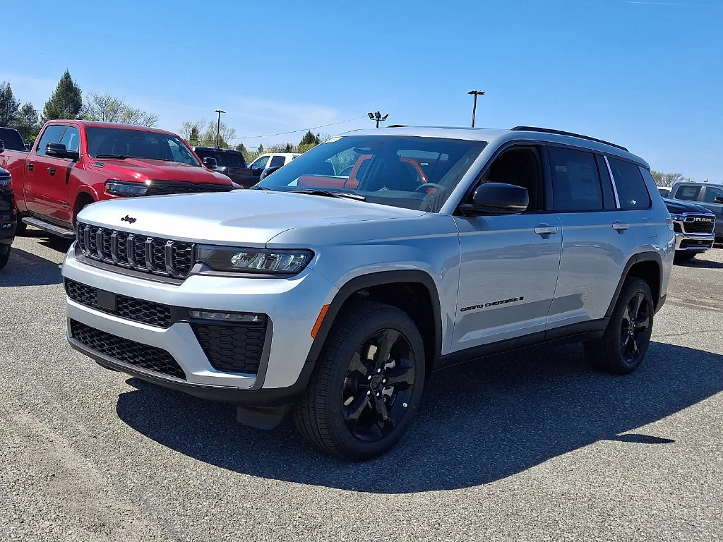 New 2026 Silver Zynith Exterior Paint Jeep Limited image 4