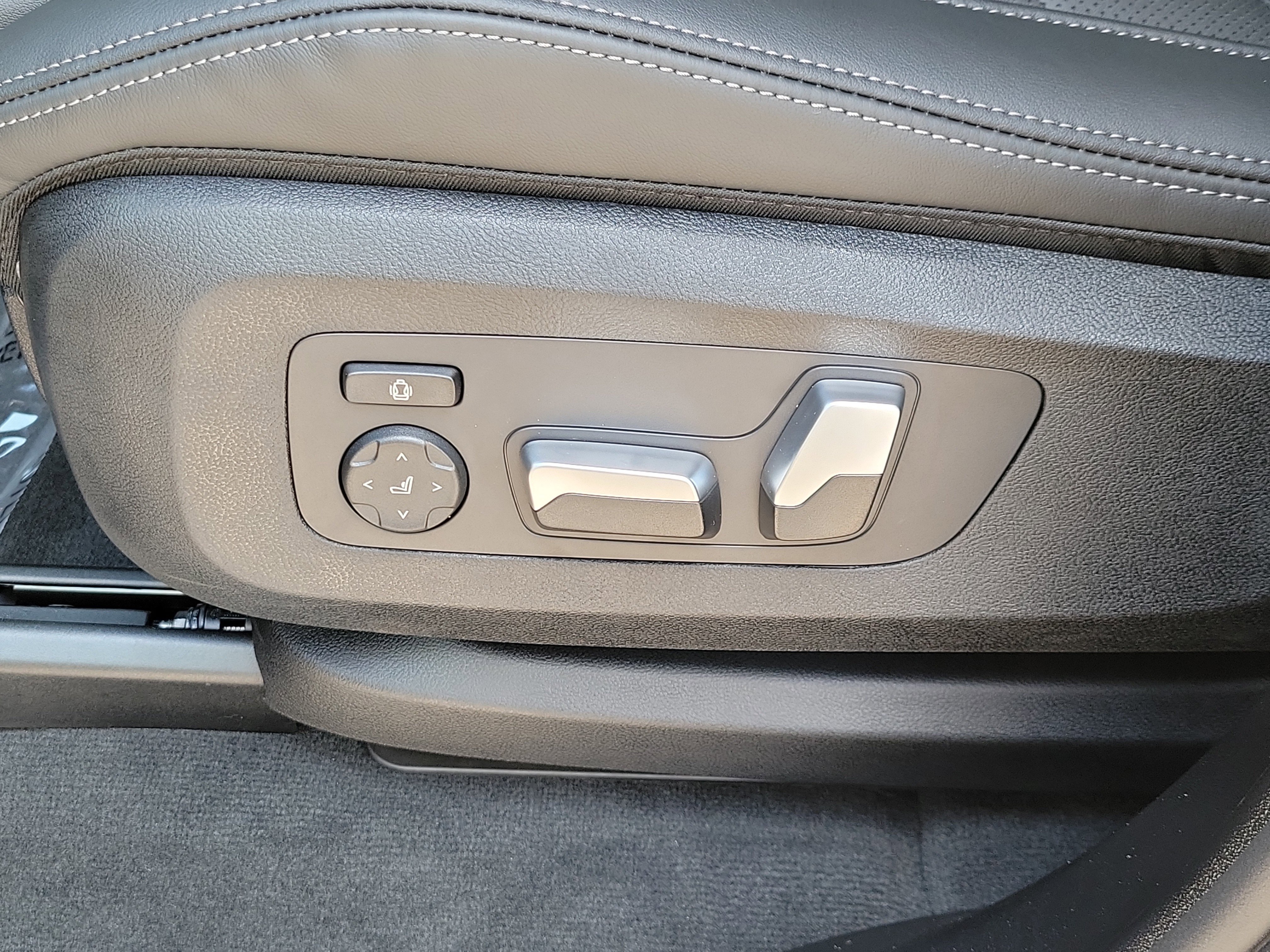 New 2026 Alpine White BMW sDrive40i image 15