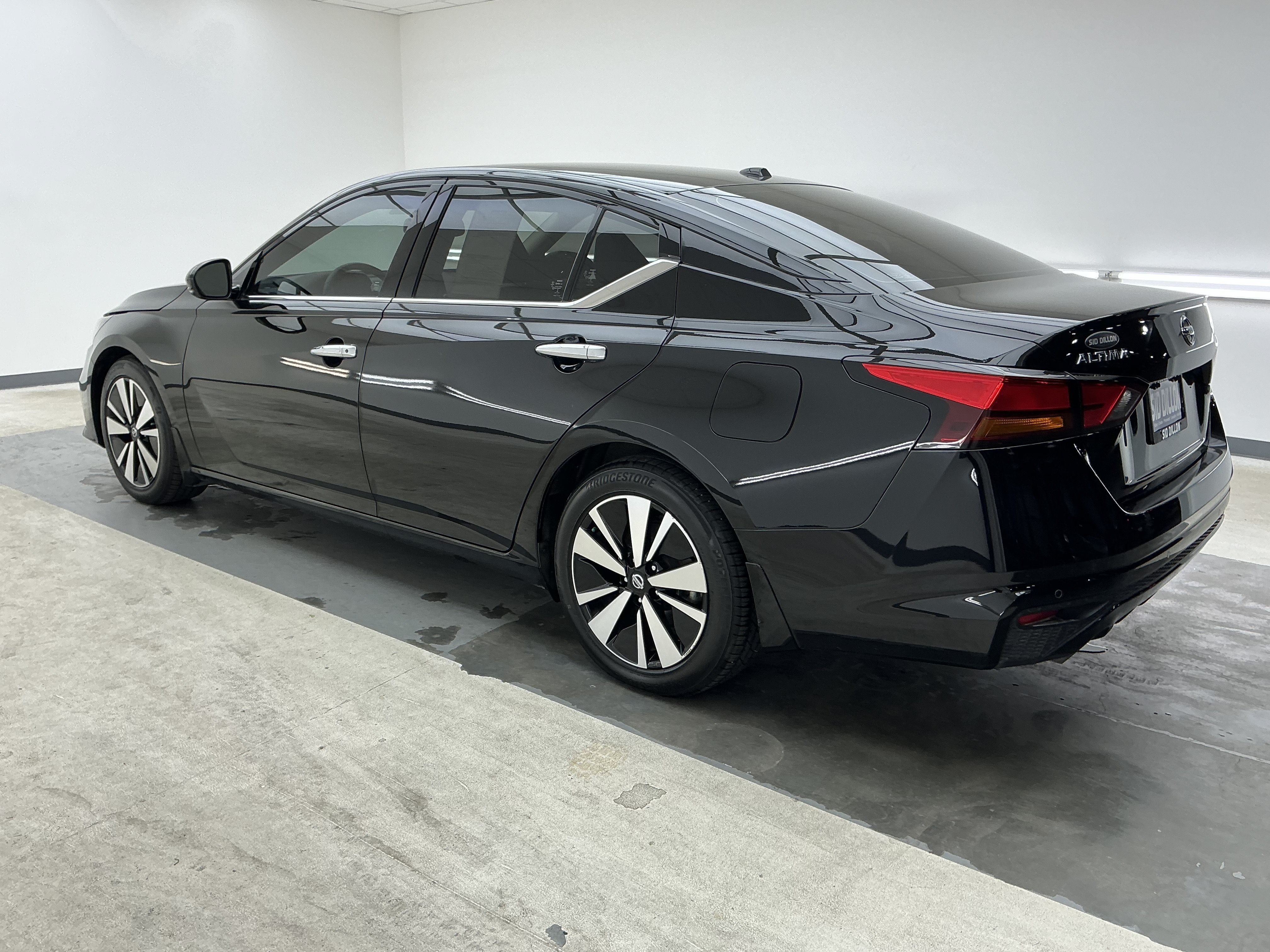 Used 2019 Super Black Nissan 2.5 SL image 6