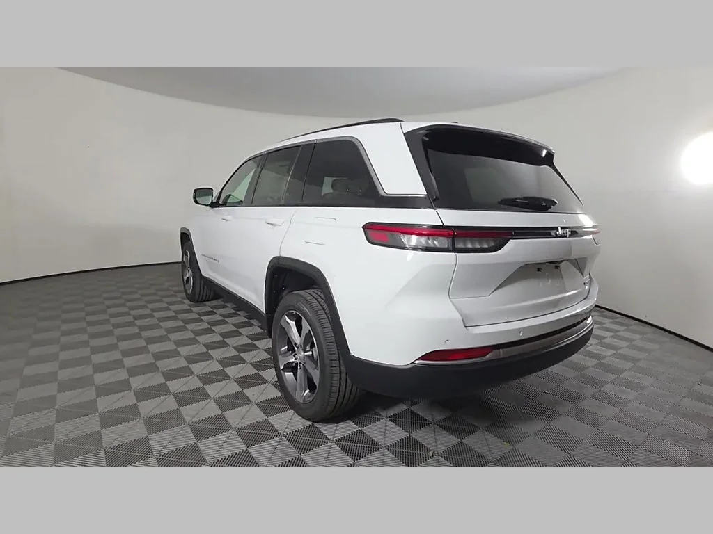 New 2026 Bright White Clear-Coat Exterior Paint Jeep Limited image 33
