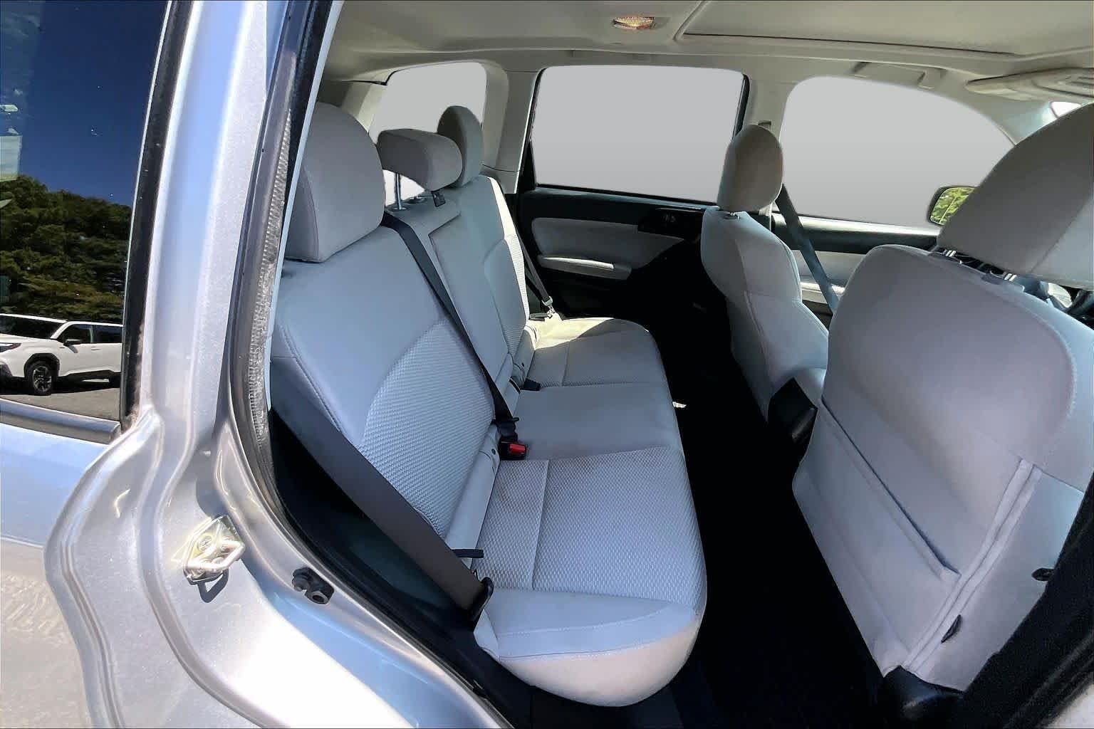 Used 2017 Ice Silver Metallic Subaru Premium image 17