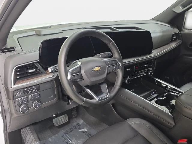 Used 2025 White Chevrolet LT image 16