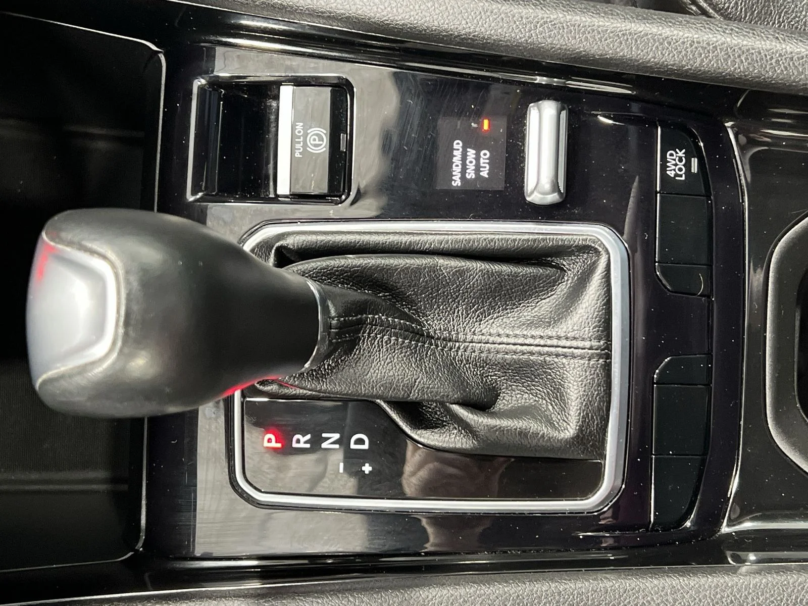 Used 2023 Red Jeep Latitude image 19