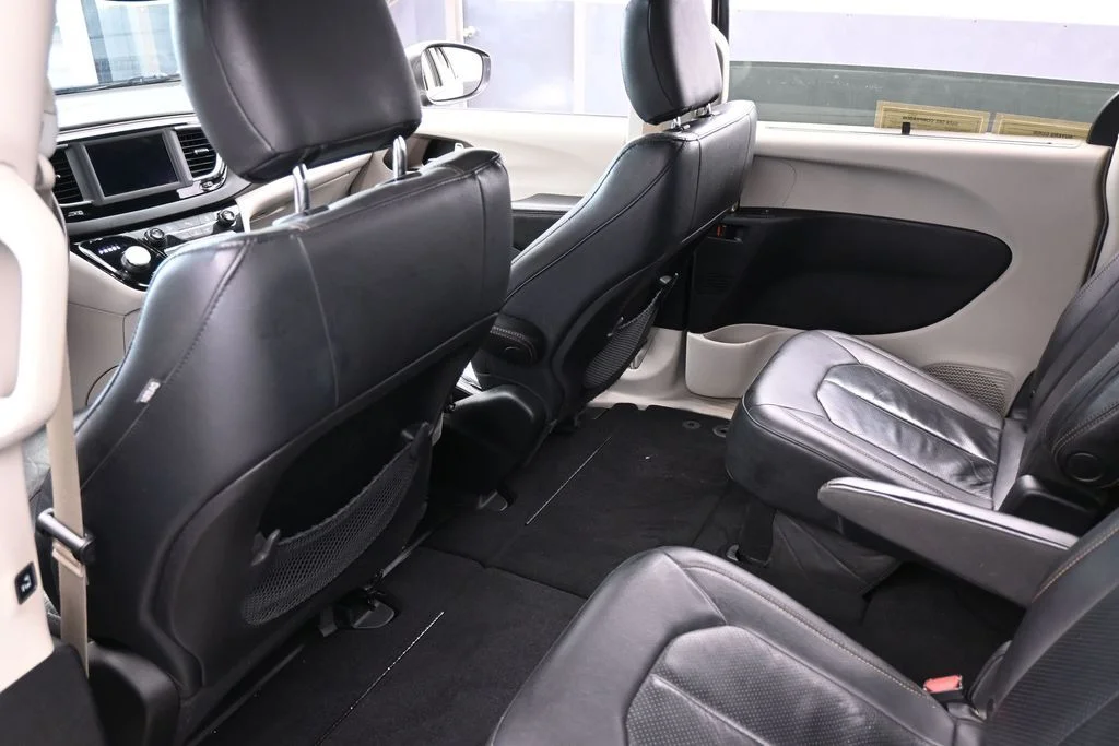 Used 2019 Granite Crystal Metallic Clearcoat Chrysler Touring L image 39