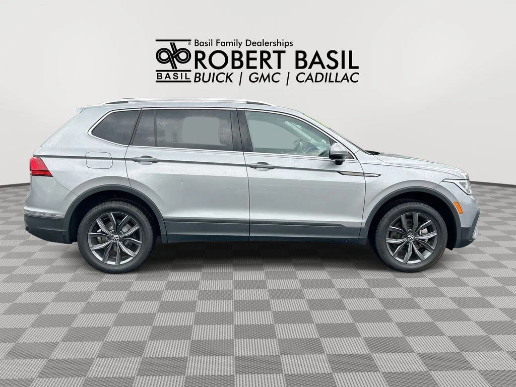 Used 2022 Silver Volkswagen 2.0T SE image 9