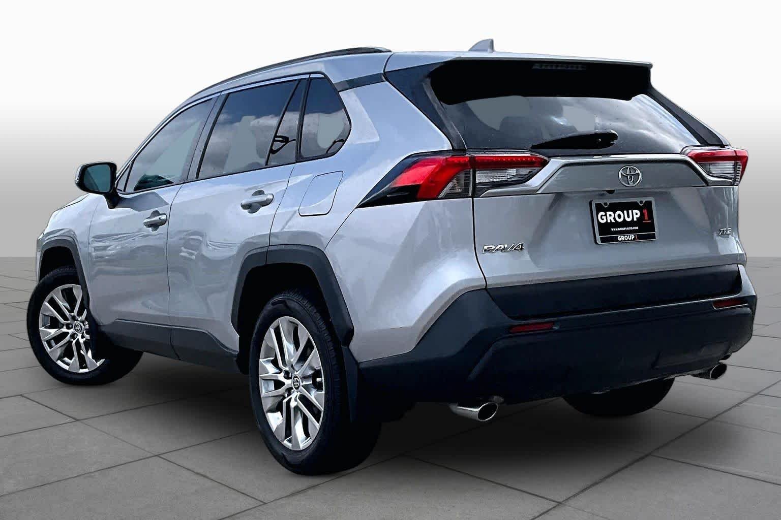 Used 2021 Silver Sky Metallic Toyota XLE Premium image 11