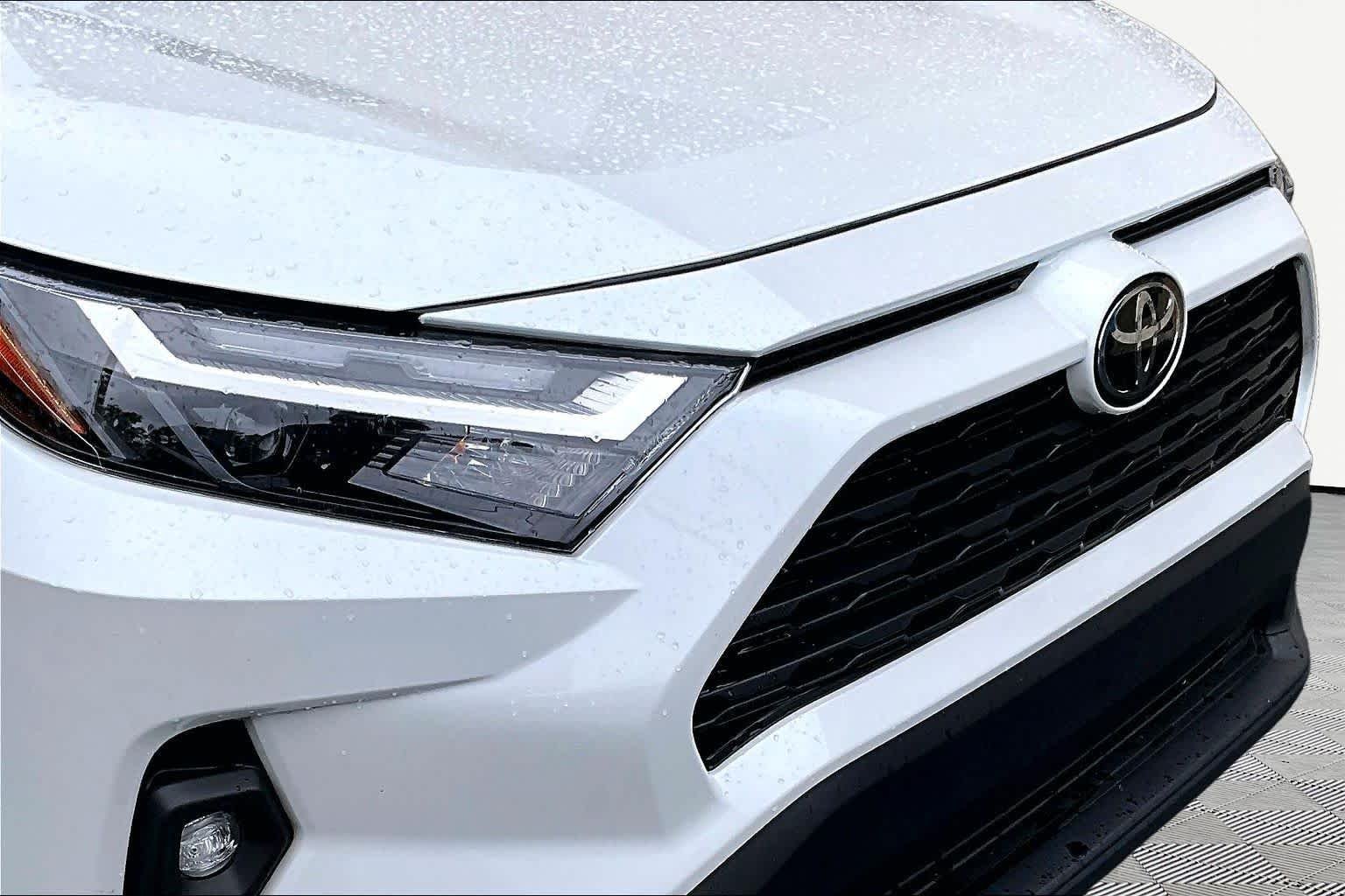 Used 2025 Wind Chill Pearl Toyota XLE Premium image 29