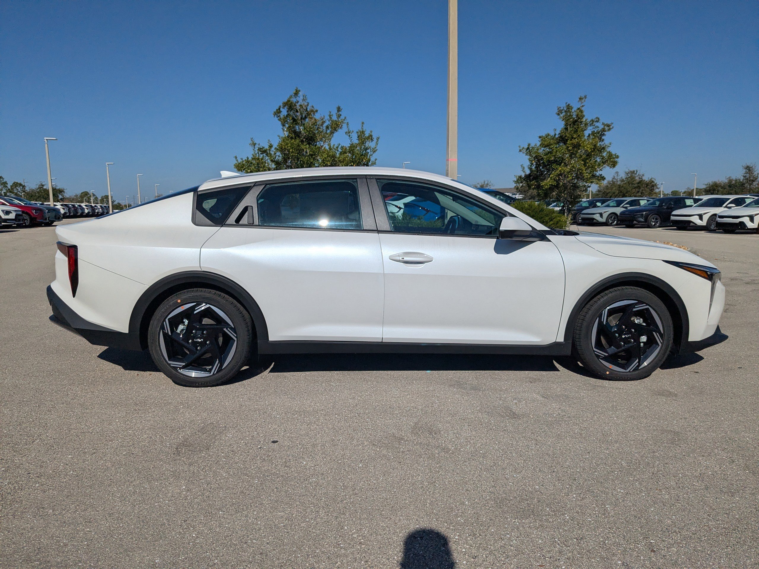 New 2025 Snow White Pearl Kia EX image 4
