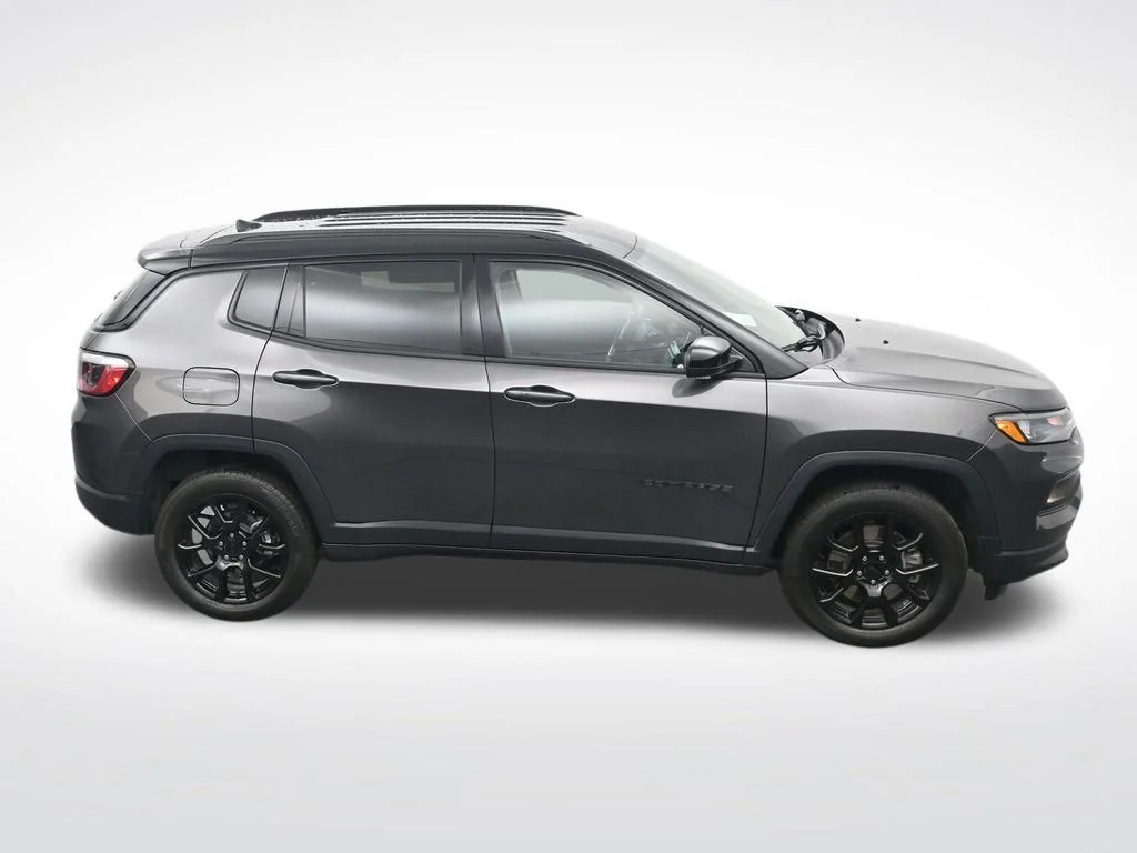 Used 2024  Jeep Latitude image 23