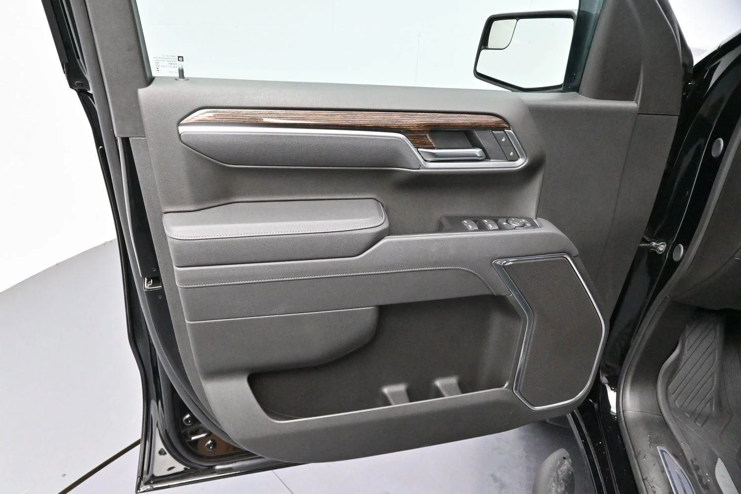Used 2025 Onyx Black GMC Elevation image 9