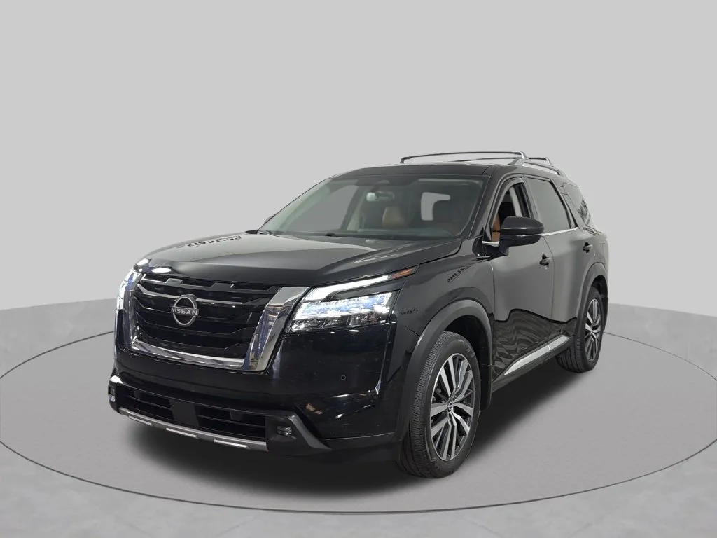 Used 2022 Black Nissan Platinum image 19