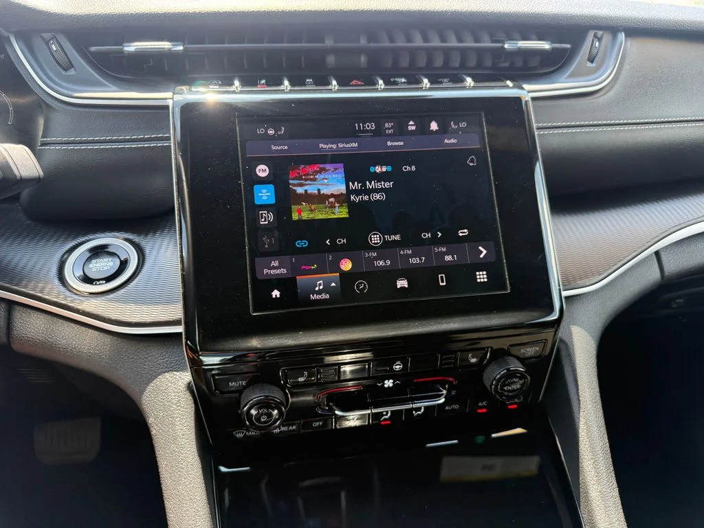 Used 2023 Silver Jeep Altitude X image 11