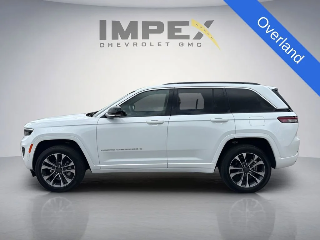 Used 2025  Jeep Overland image 2