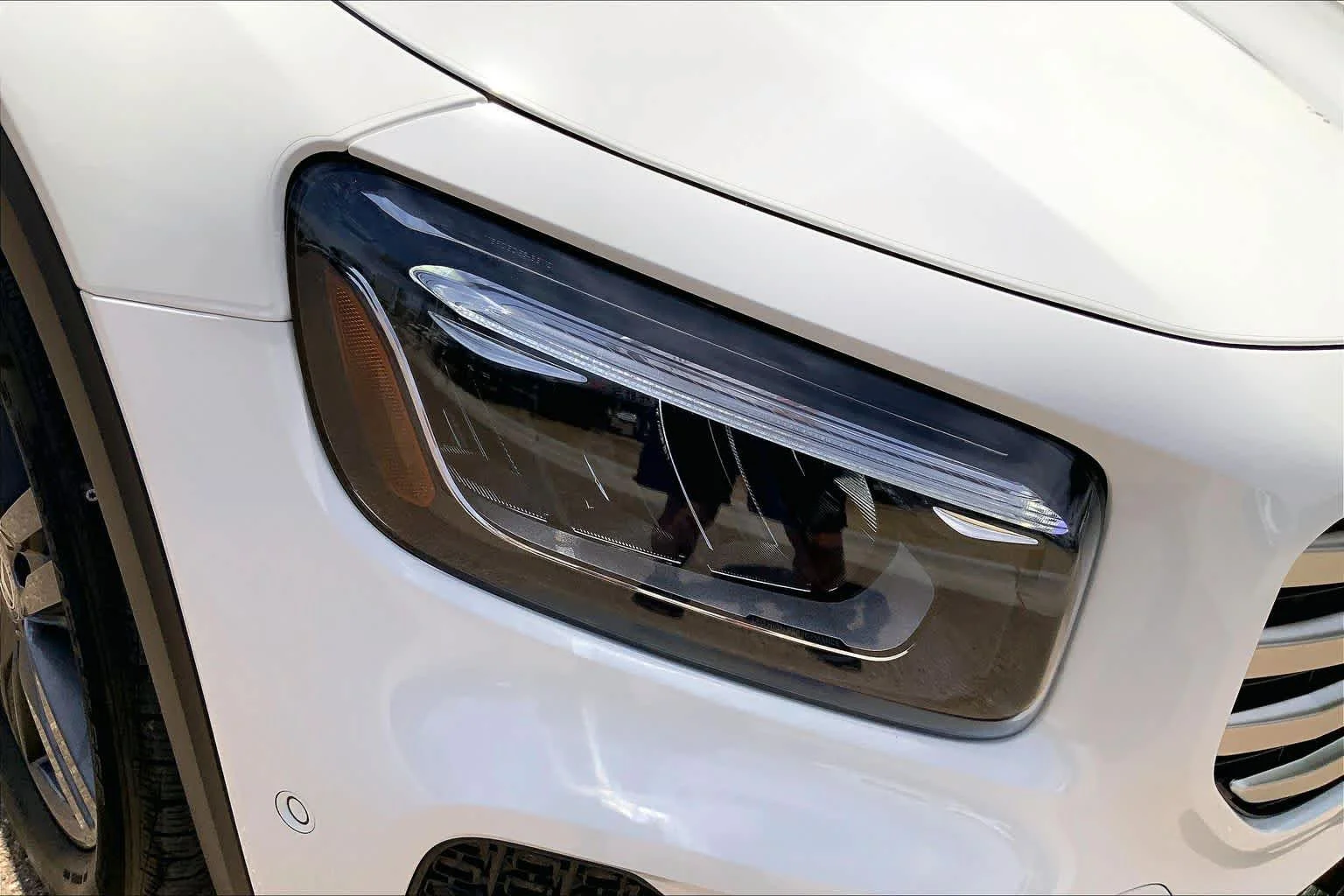 Used 2025 Polar White Mercedes-Benz GLB 250 image 36